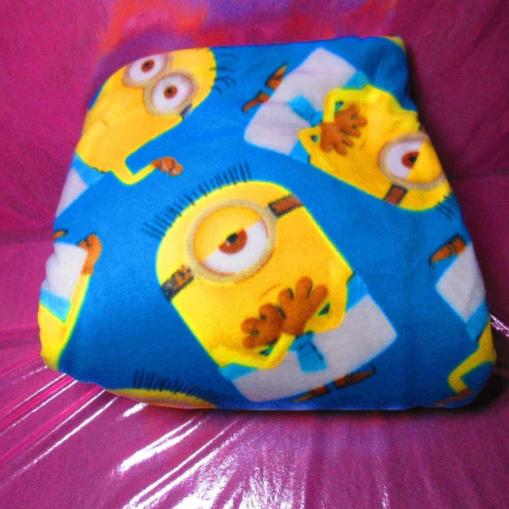 Despicable Me Minions Egyptian 101" x 58" Fleece Blanket - Picture 3 of 3